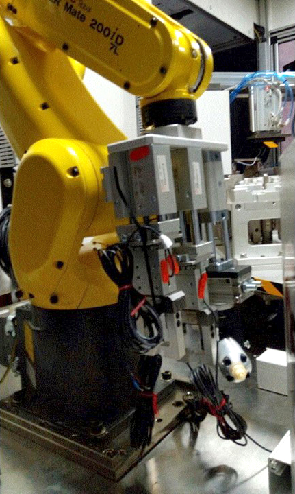 Fanuc Roboter + Kompakter Führungszylinder CMPGK + Greifer P2K + Drehantrieb R3K